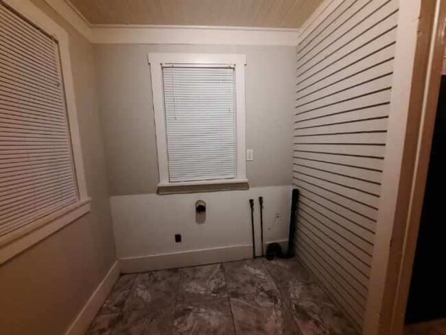 Washroom - 332 W 5th St