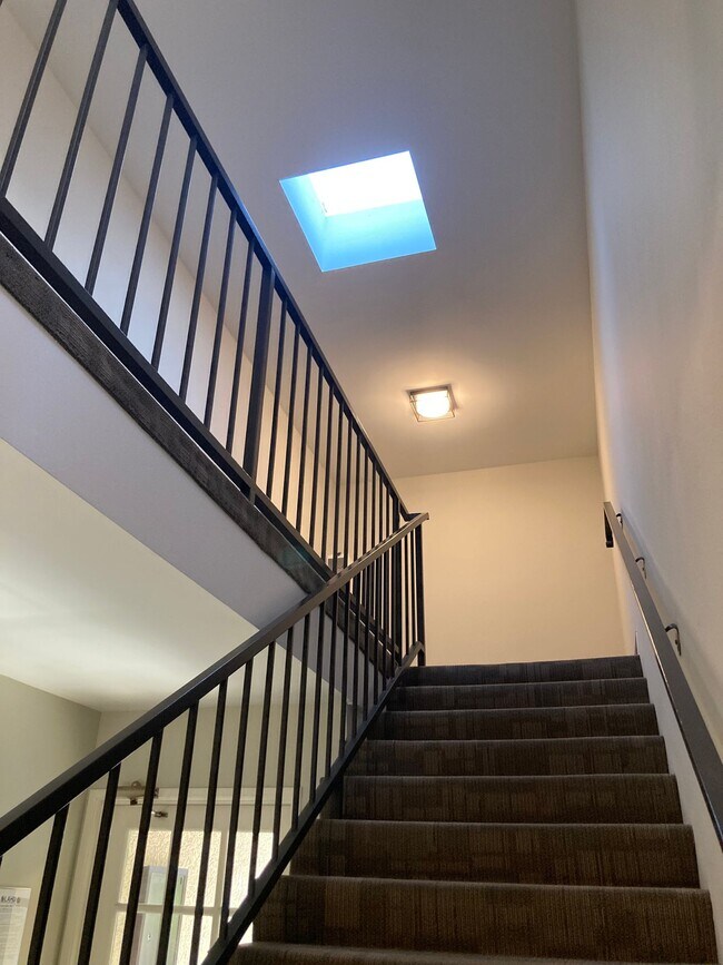 Building Photo - KBC Cahuenga Toluca Lake