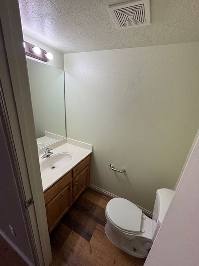 Building Photo - *Reduced price* End Unit Townhouse in Springville