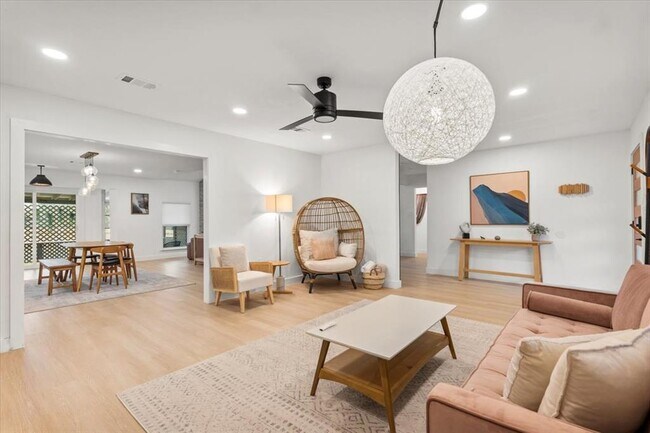 Building Photo - 9005 Balcones Club Dr