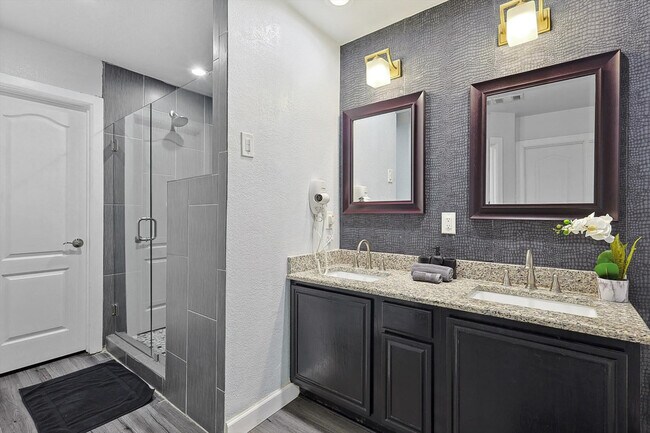 Building Photo - 521 E Robin Ct