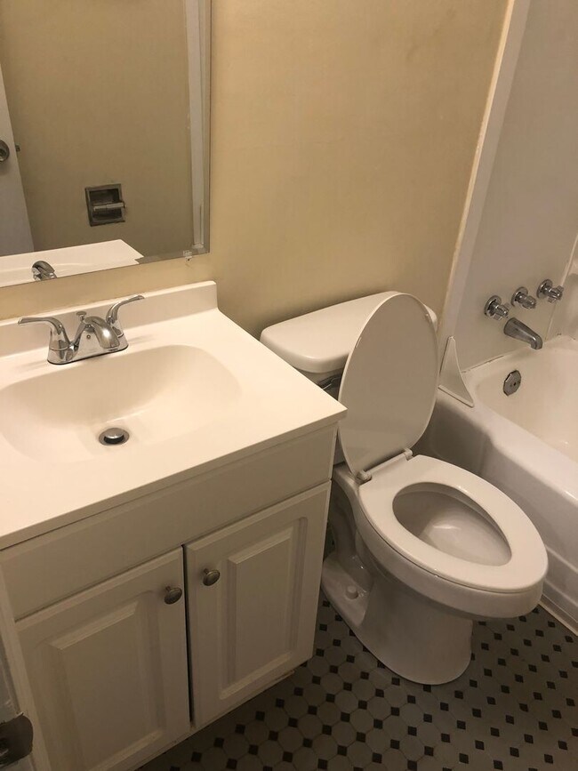 Building Photo - Dresden E - Westchester Duplex