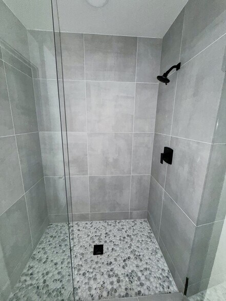 Building Photo - 18631 NE 25th Pl