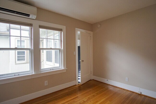 Building Photo - Awesome 1 Bedroom Flat By Laurelhurst Park...