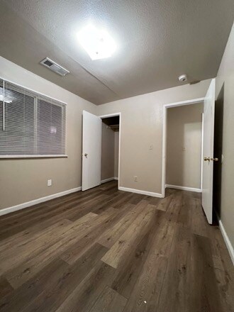 Building Photo - 512 S Dearing Ave