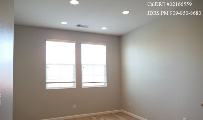 Building Photo - Ontario 3 Bedroom Condo