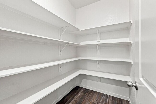 Building Photo - 405 Willow Creek Dr