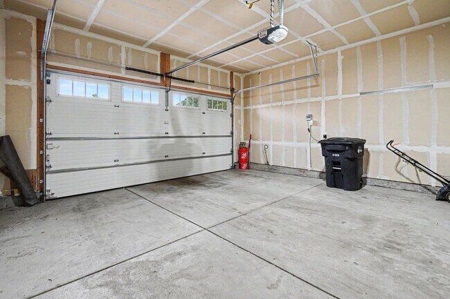 Building Photo - 3 Bed 2 Bath Ranch Home with Den and Large Unfinished Basement
