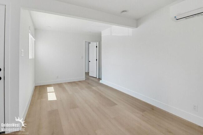 Building Photo - Beautifully Renovated 3Bdm 2Ba Apartment Home in San Diego!