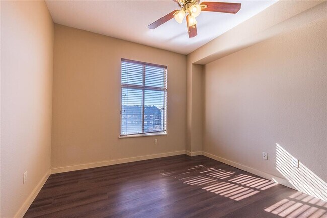 Building Photo - 711 W 26th St