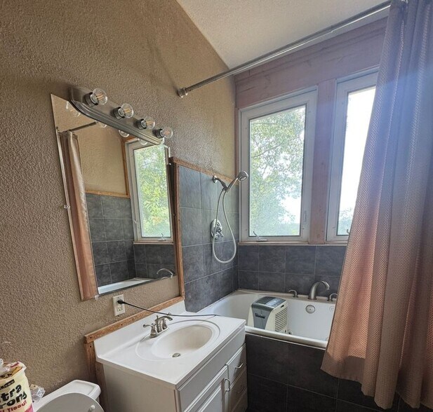 Building Photo - 20 Clearview Dr