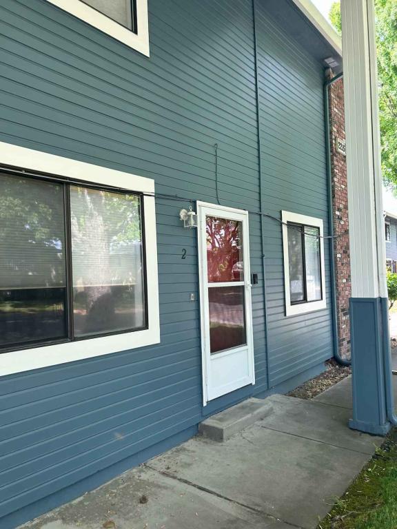 Building Photo - 2215 Poplar Dr