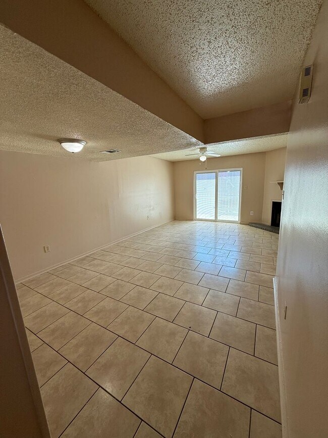 Building Photo - 2 bedroom 2 bath town home in a gated community