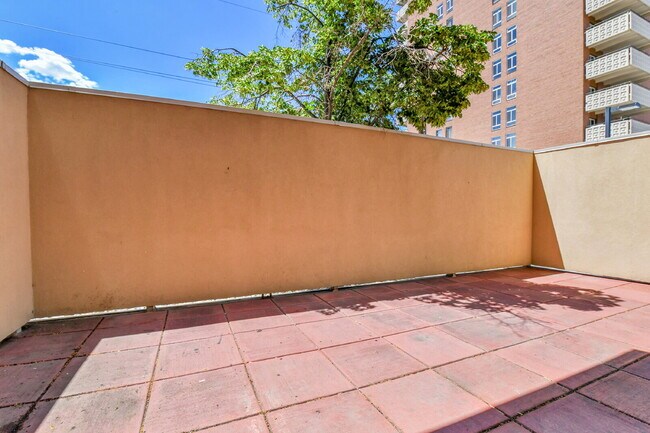 Building Photo - $1,900.00, 1 bed, 1 bath, located in Denve...