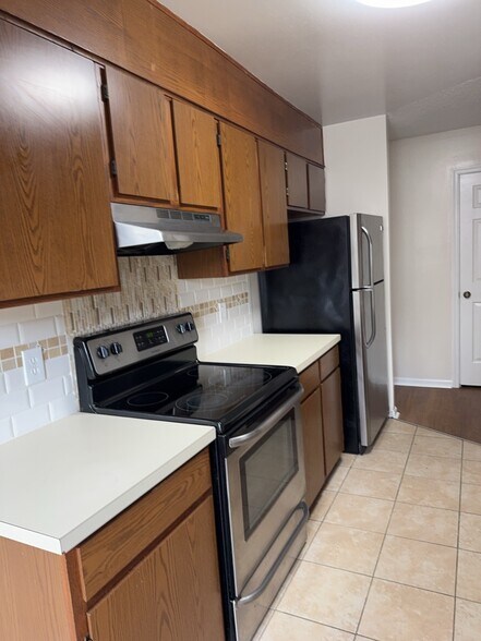 galley style kitchen - 5324 Pandoria Ave