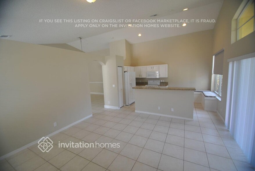 Building Photo - 9549 Lago Dr