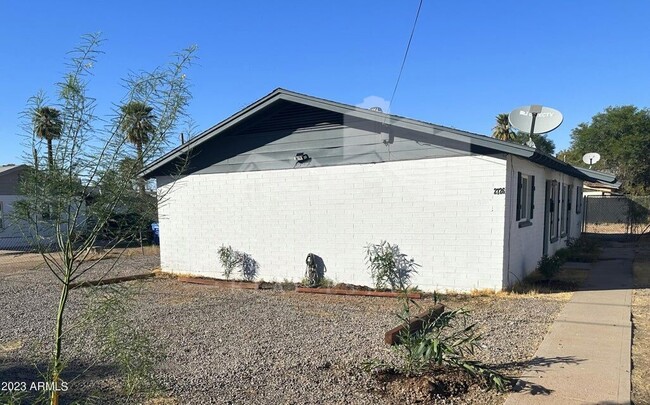 Building Photo - 2726 E Willetta St