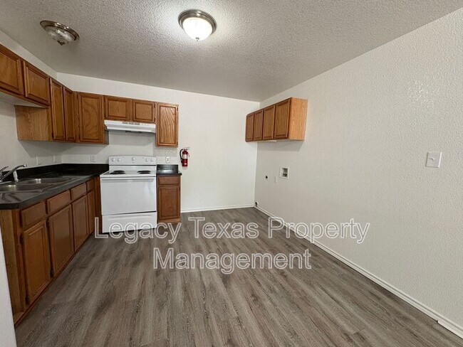Building Photo - 404 N Anglin St