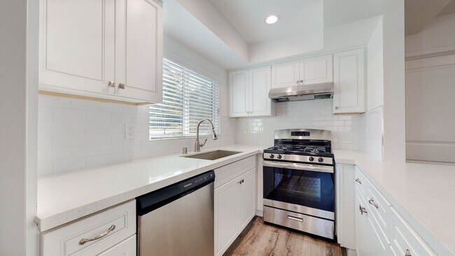 Building Photo - 4452 Turquoise St