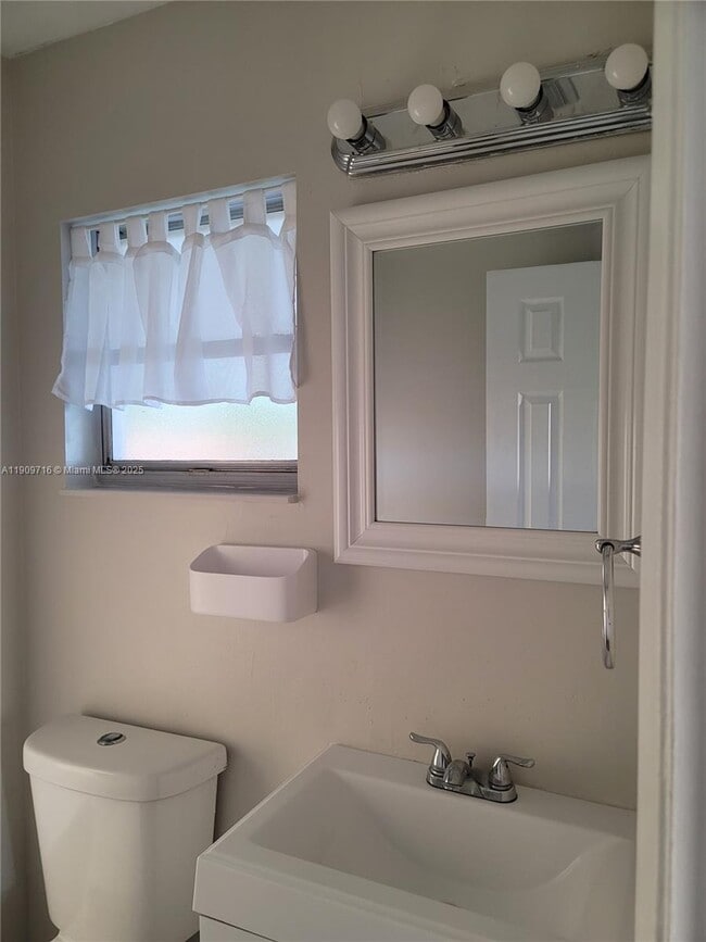 Building Photo - 622 Plymouth St