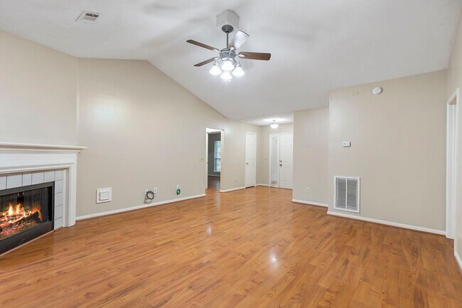 Building Photo - 207 N Dreamweaver Cir
