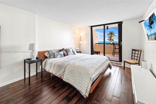 Building Photo - 2555 Collins Ave