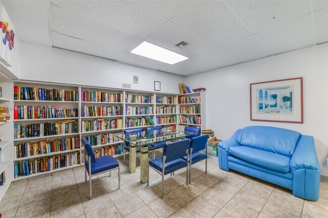 Building Photo - 20500 W Country Club Dr