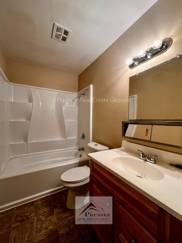 Building Photo - 1854 Saratoga Dr