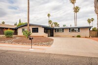 Building Photo - "Spacious 4-Bedroom Oasis with 2 Full Bath...