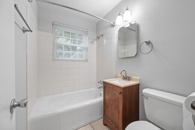 Building Photo - 4620 Golf Park Dr