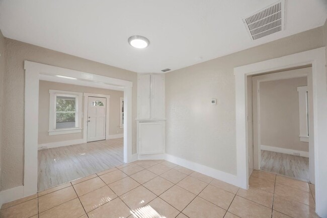 Building Photo - Spacious 2bdrm/1bath home with detached ga...