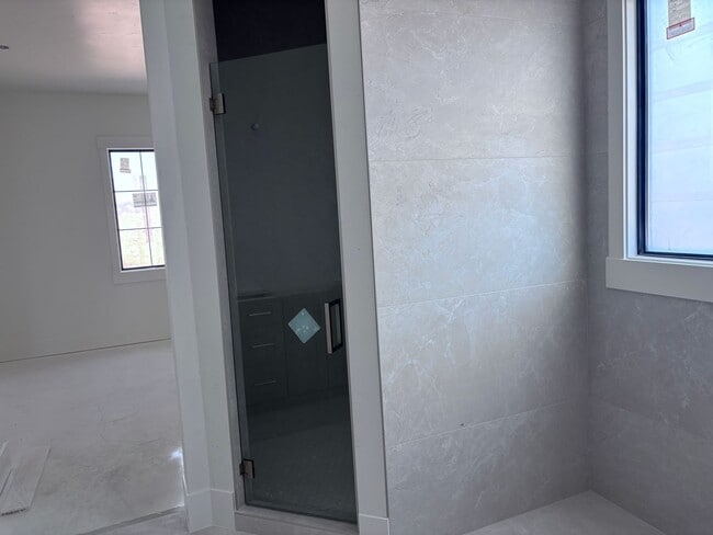 Building Photo - Beautiful custom single story in Moorland Park with pool