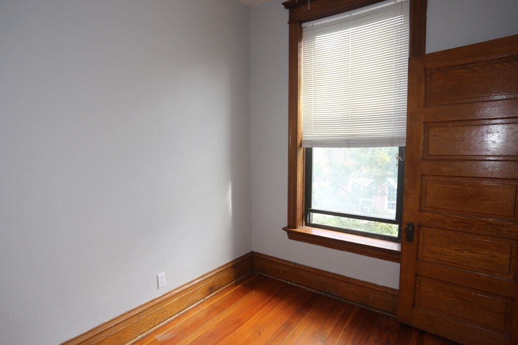 Building Photo - 1326 N Claremont Ave