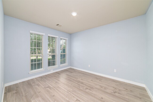 Building Photo - 15615 Whispering Green Dr