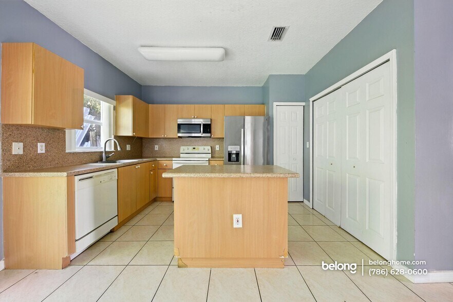 Building Photo - 2915 SE 15th Terrace