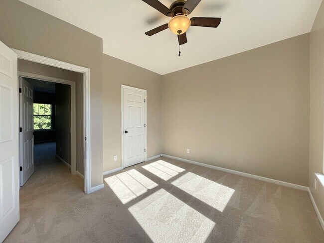 Building Photo - Spectacular 4 Bed 3.5 Bath Townhouse In Br...