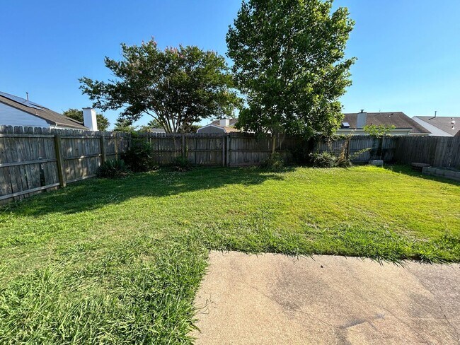 Building Photo - 913 Bernstein Ct