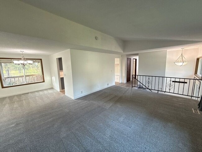 Building Photo - 869 Meadowlawn Dr SE