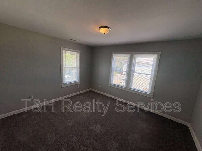 Building Photo - 639 N Gray St