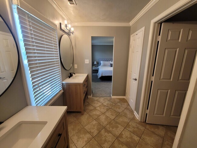 Building Photo - 1012 Meadowview Pl