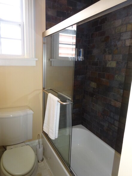 main bath - 1013 Touro St