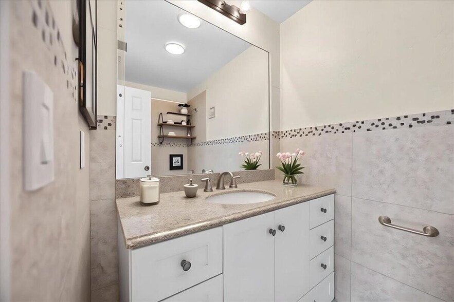 Building Photo - 5540 Lakewood Cir S