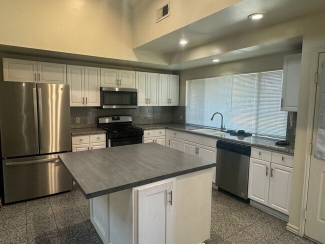 Building Photo - 4 Bedroom Home