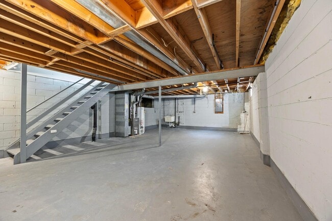 Building Photo - 6948 Kinston Dr