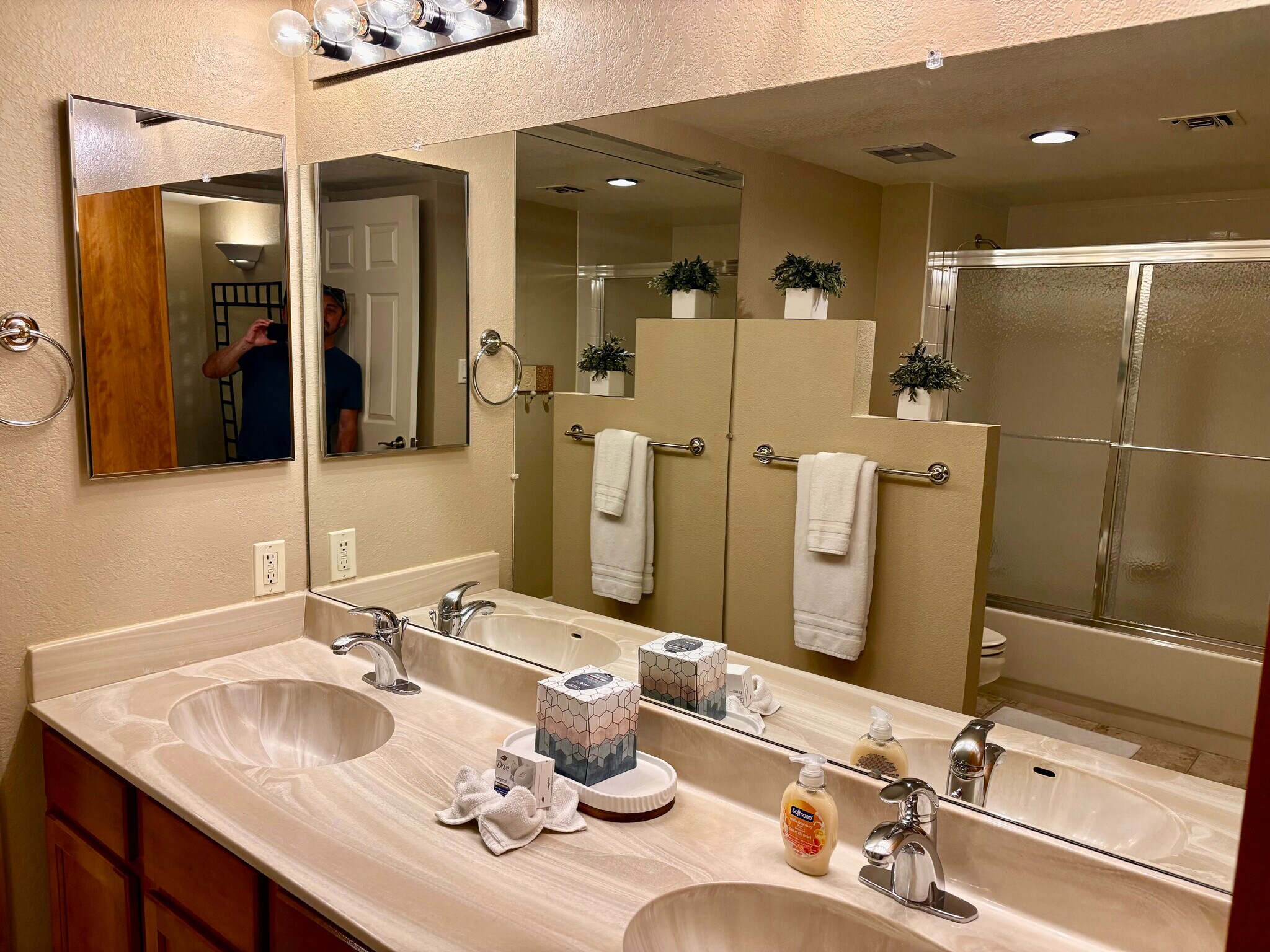 Building Photo - 12222 N Paradise Village Pky W