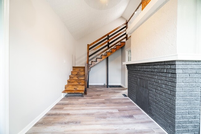 Building Photo - 465 Brehl Ave