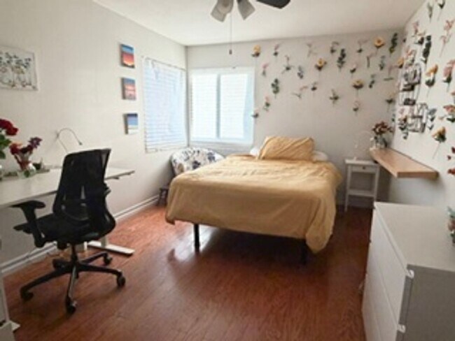 Building Photo - Spacious 3 Bedroom La Crescenta Home!