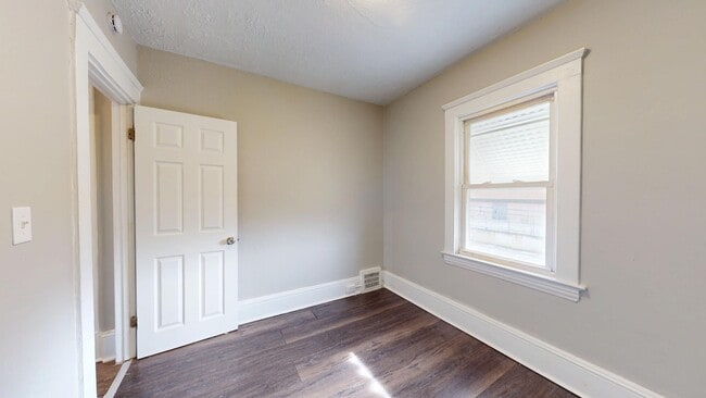 Building Photo - 5 bedroom/1 bath, Old Brooklyn