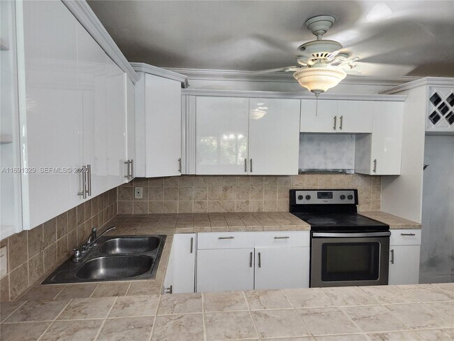 Building Photo - 14850 Naranja Lakes Blvd