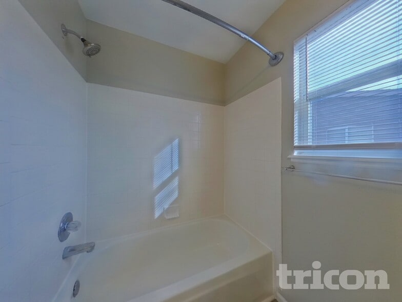 Building Photo - 3025 Richmond Dr